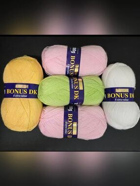NEW HAYFIELD BONUS DK KNITTING YARN 5 SKEINS